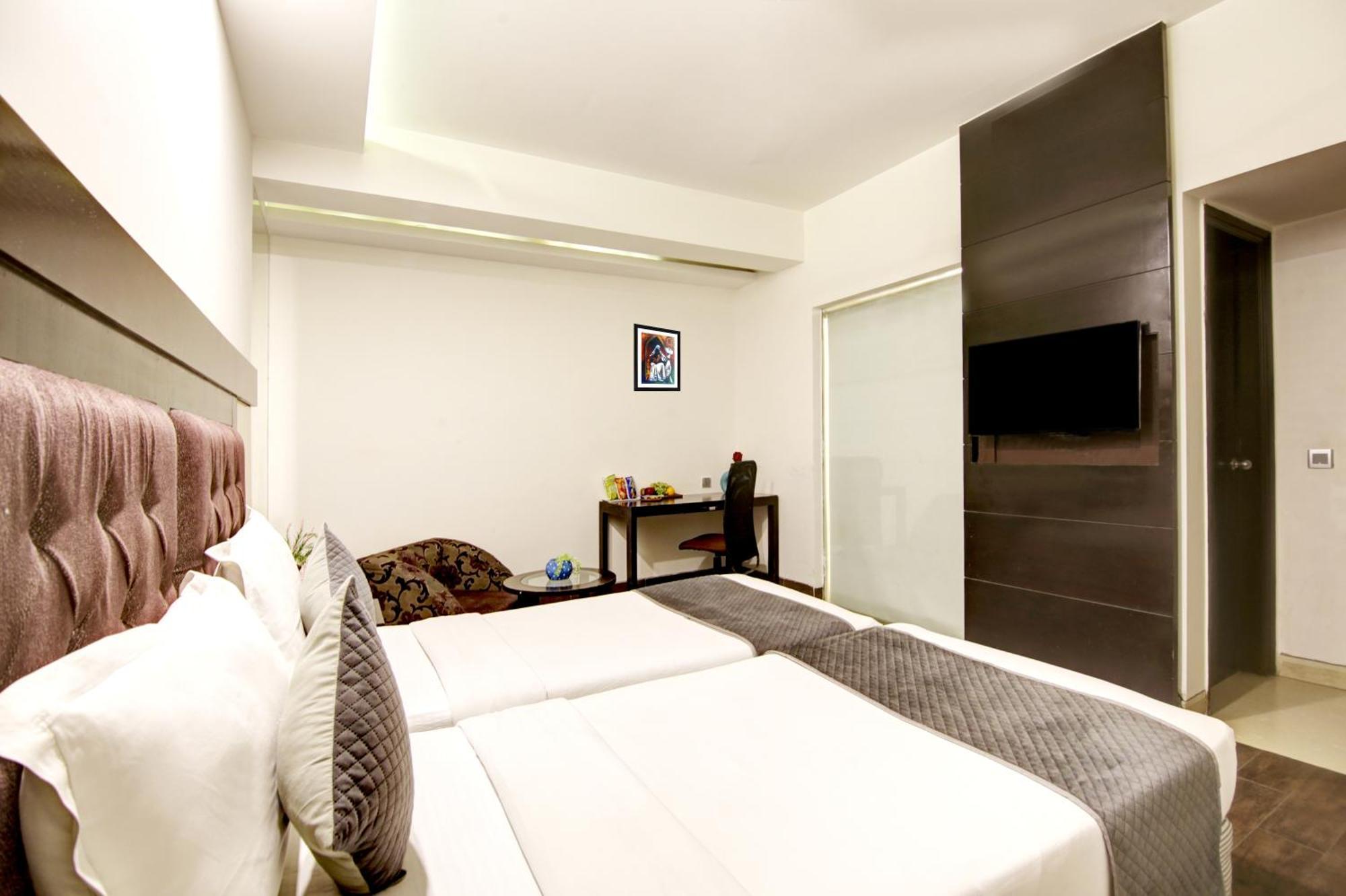 Hotel Good Times Near Ganga Ram Hospital And Karol Bagh Metro Delhi  Exterior photo