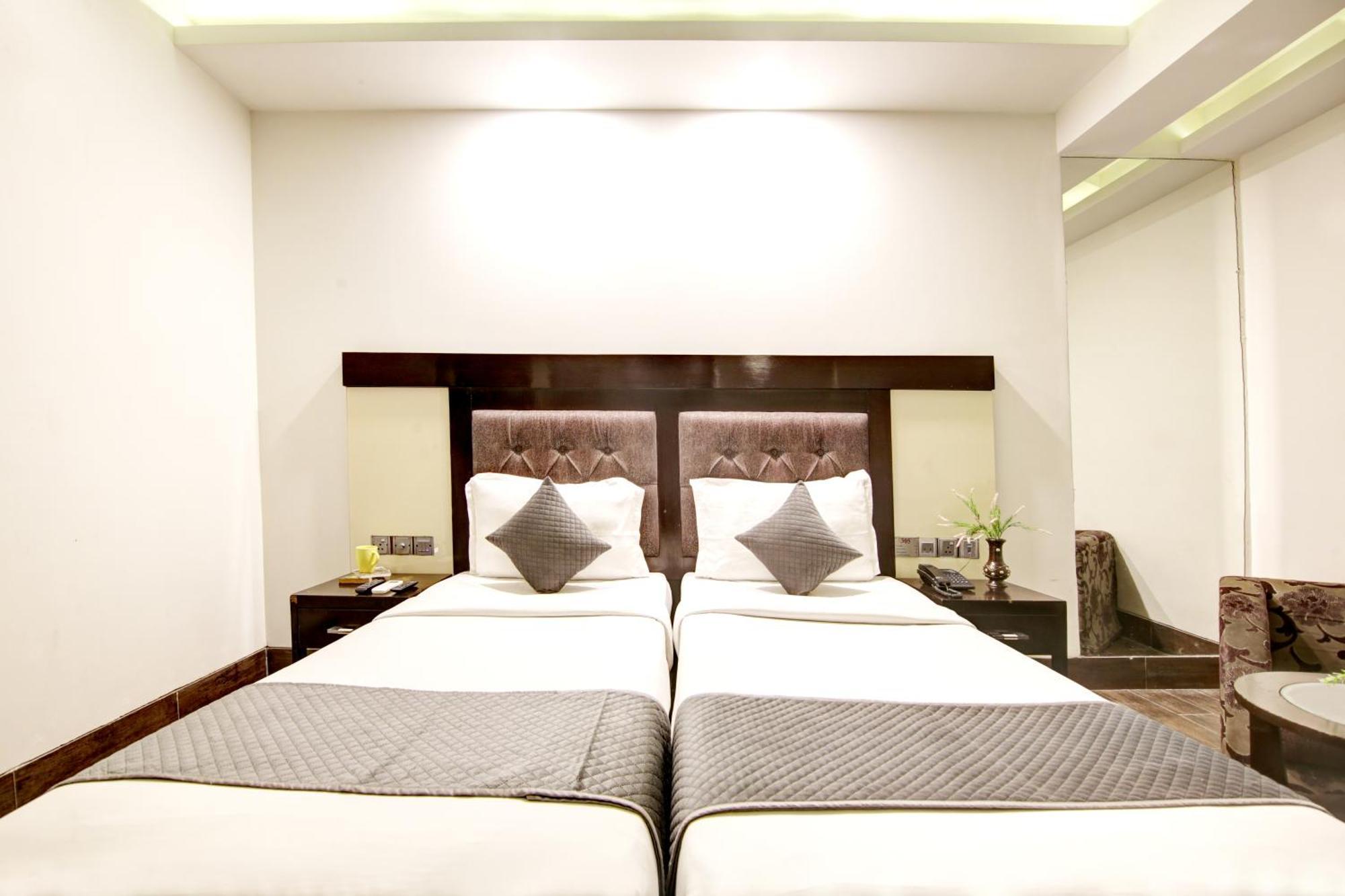 Hotel Good Times Near Ganga Ram Hospital And Karol Bagh Metro Delhi  Exterior photo