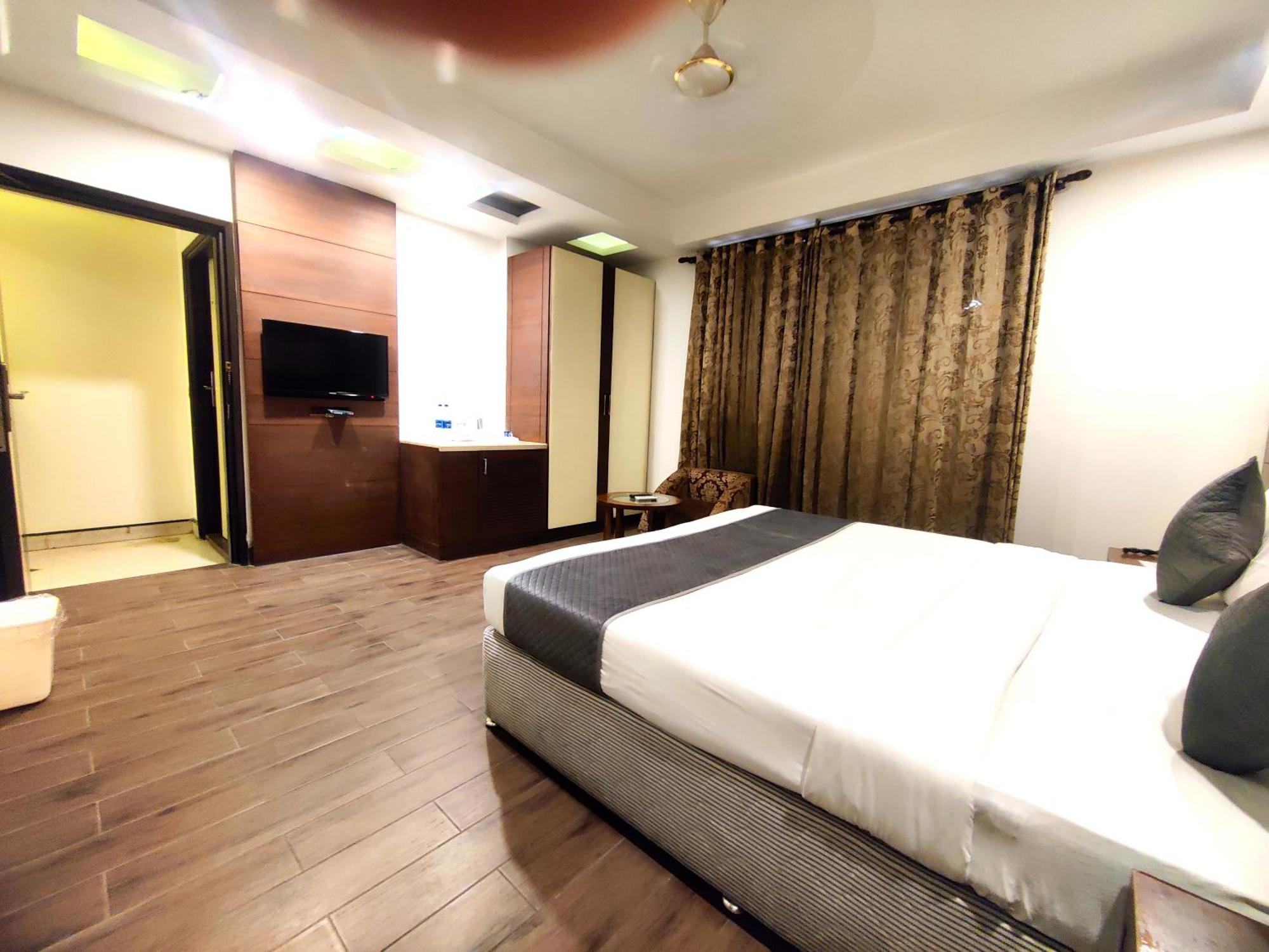 Hotel Good Times Near Ganga Ram Hospital And Karol Bagh Metro Delhi  Exterior photo